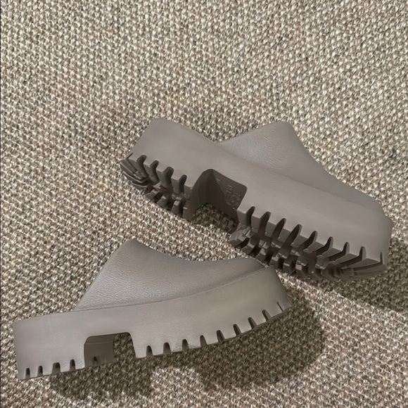 Jeffrey Campbell Taupe Platform Clogs NWOT - Picture 2 of 8